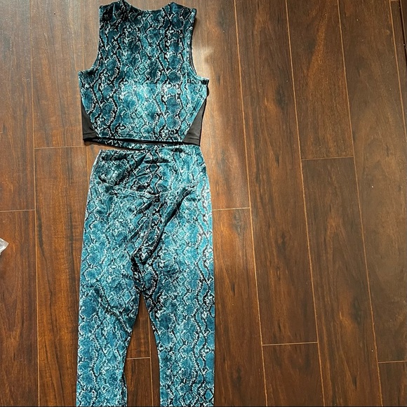 Brand new Carbon 38 teal velvet snakeskin set. Top and bottom size small. - Picture 4 of 7